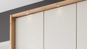Passepartout Interliving aus Holz in Holzfarben Interliving Kleiderschrank Serie 1205 – beleuchteter Passepartoutrahmen 907 Eiche Bianco - für ca. 300 cm Breite