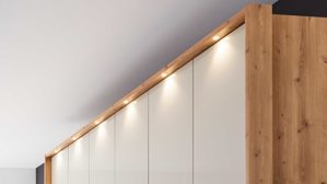 Passepartout Interliving aus Holz in Holzfarben Interliving Kleiderschrank Serie 1205 – beleuchteter Passepartoutrahmen 907 Eiche Bianco - für ca. 300 cm Breite