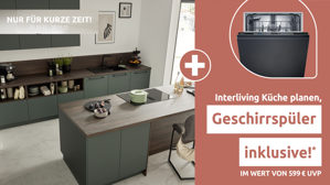 Einbauküche Interliving aus Holz in Dunkelgrün Interliving Küche Serie 3083 mit AEG Einbaugeräten Black Green & Nussbaum Kuba  - dreizeilig