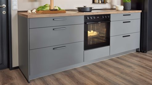 Einbauküche culineo® aus Holz in Dunkelgrau Culineo® Einbauküche C357 mit Homeoffice-Platz Schiefergrau & Schwarzglas - dreizeilig