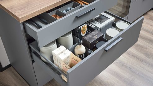 Einbauküche culineo® aus Holz in Dunkelgrau Culineo® Einbauküche C357 mit gorenje Einbaugeräten Schiefergrau & Schwarzglas - zweizeilig