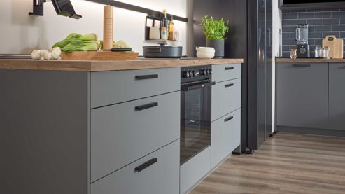 Einbauküche culineo® aus Holz in Dunkelgrau Culineo® Einbauküche C357 mit Homeoffice-Platz Schiefergrau & Schwarzglas - dreizeilig