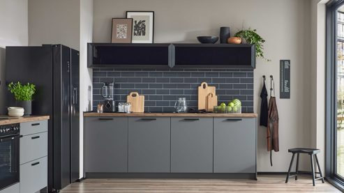 Einbauküche culineo® aus Holz in Dunkelgrau Culineo® Einbauküche C357 mit Homeoffice-Platz Schiefergrau & Schwarzglas - dreizeilig