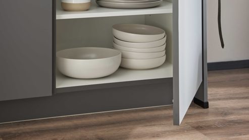 Einbauküche culineo® aus Holz in Dunkelgrau Culineo® Einbauküche C357 mit gorenje Einbaugeräten Schiefergrau & Schwarzglas - zweizeilig